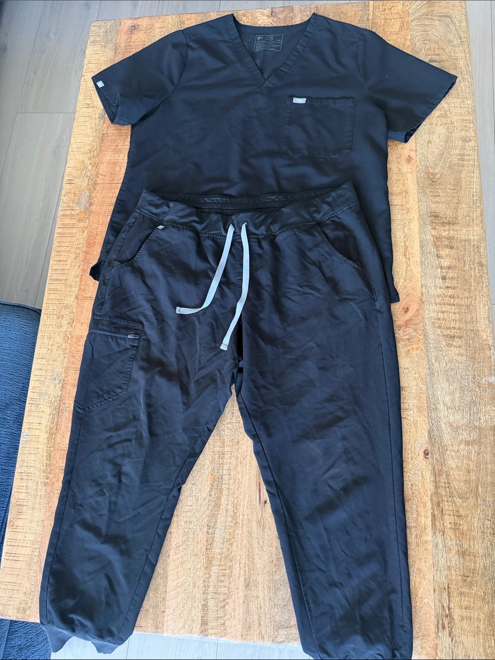 Figs Black V-Neck Scrub Top and Drawstring Pants - Picture 10 of 10
